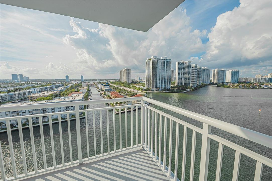 For Sale: $919,000 (3 beds, 3 baths, 2400 Square Feet)