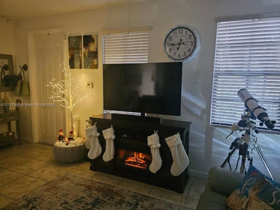 For Rent: $2,600 (3 beds, 2 baths, 1402 Square Feet)