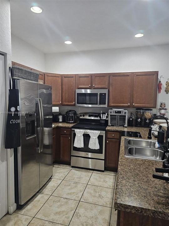 For Rent: $2,600 (3 beds, 2 baths, 1402 Square Feet)