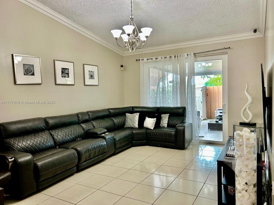 For Sale: $409,000 (2 beds, 2 baths, 1089 Square Feet)