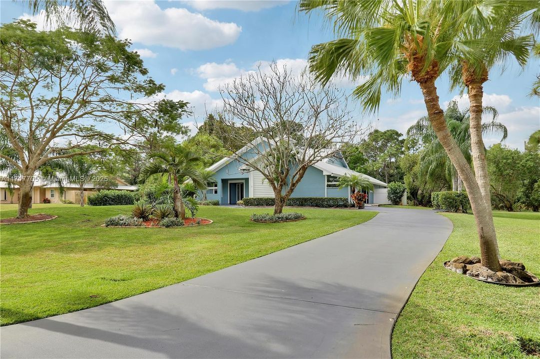 For Sale: $680,000 (3 beds, 2 baths, 1989 Square Feet)