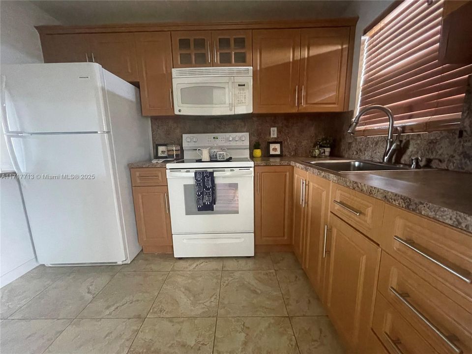 For Sale: $139,999 (2 beds, 2 baths, 850 Square Feet)