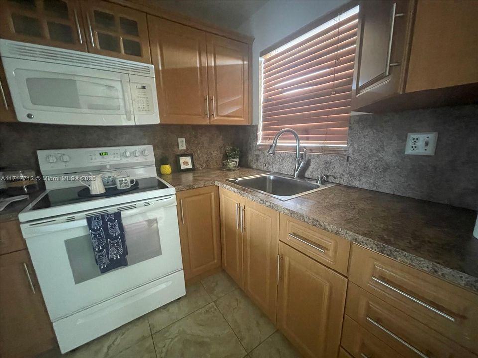 For Sale: $139,999 (2 beds, 2 baths, 850 Square Feet)