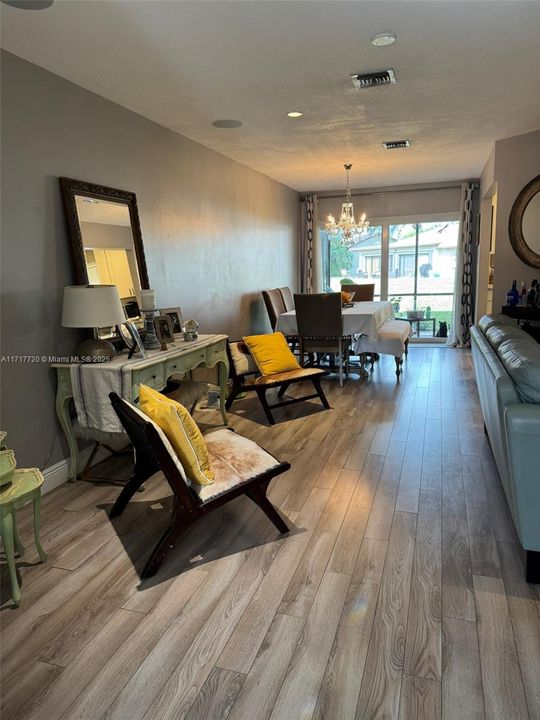 Livingroom / dining room with wood laminate flooring