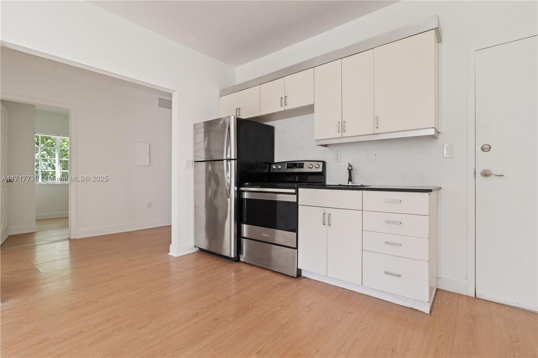 For Sale: $375,000 (2 beds, 1 baths, 720 Square Feet)