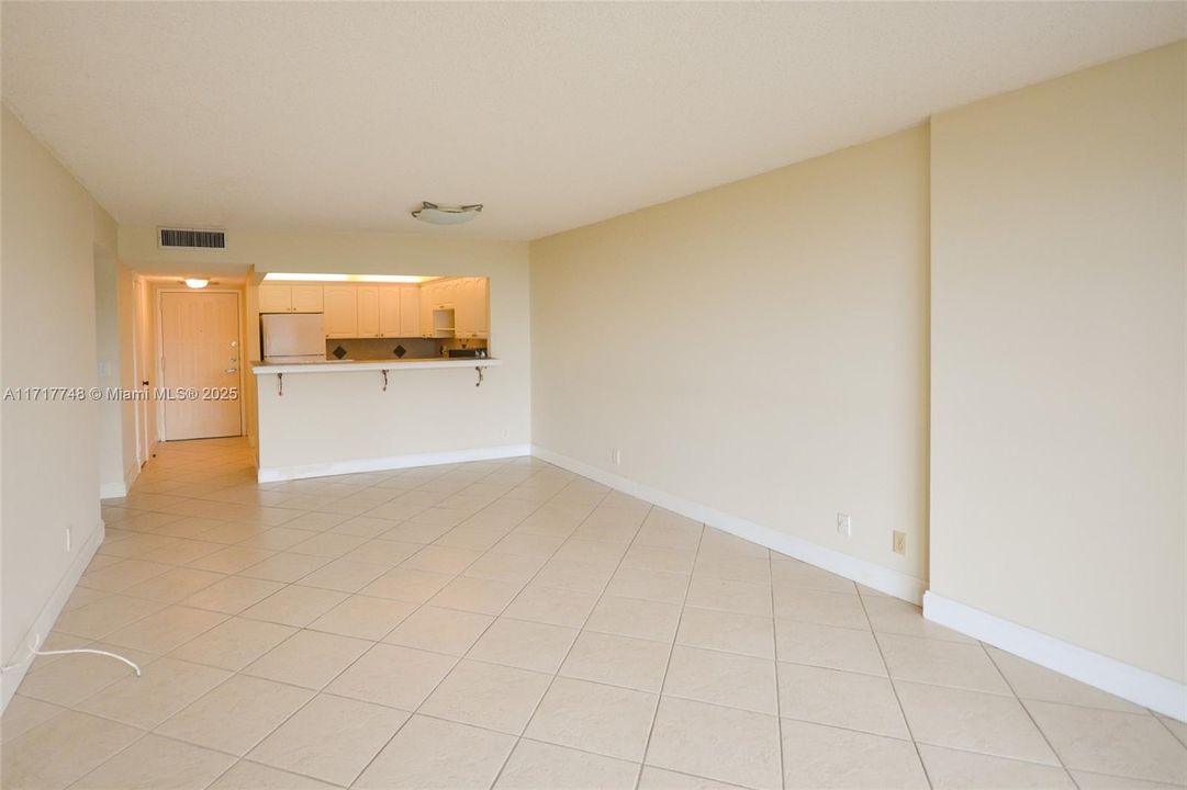 For Sale: $245,000 (1 beds, 1 baths, 915 Square Feet)