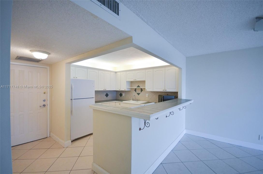 For Sale: $245,000 (1 beds, 1 baths, 915 Square Feet)