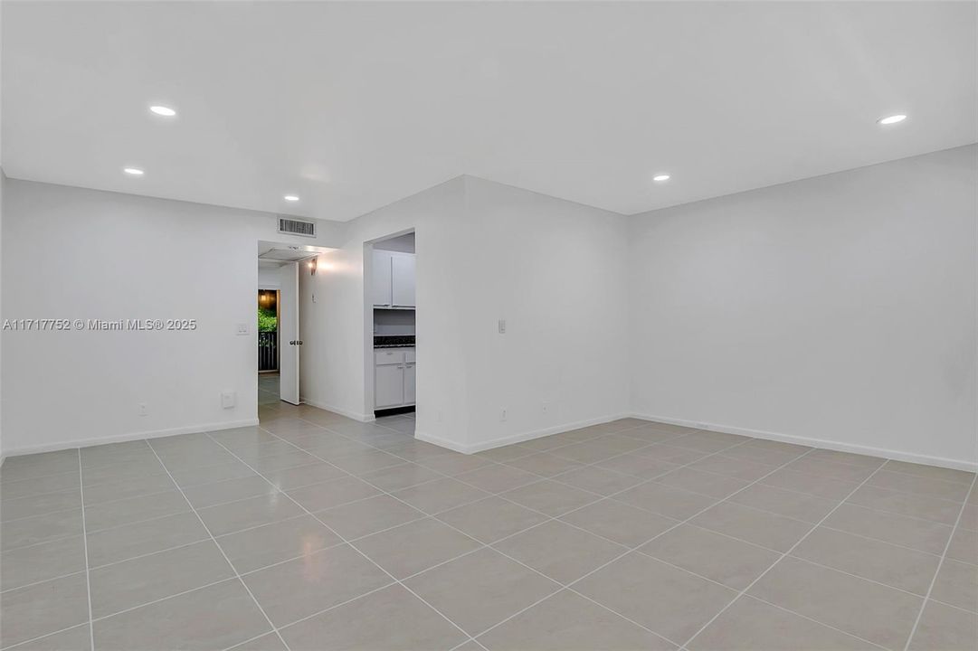 For Sale: $165,000 (1 beds, 1 baths, 811 Square Feet)