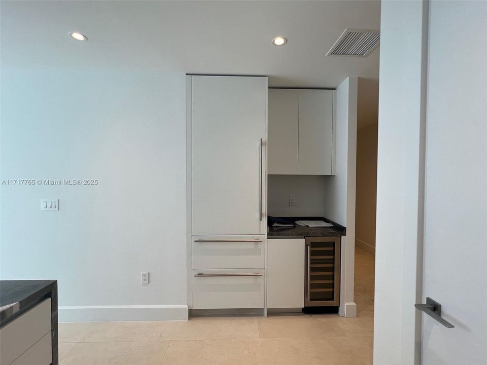 For Sale: $725,000 (1 beds, 1 baths, 680 Square Feet)