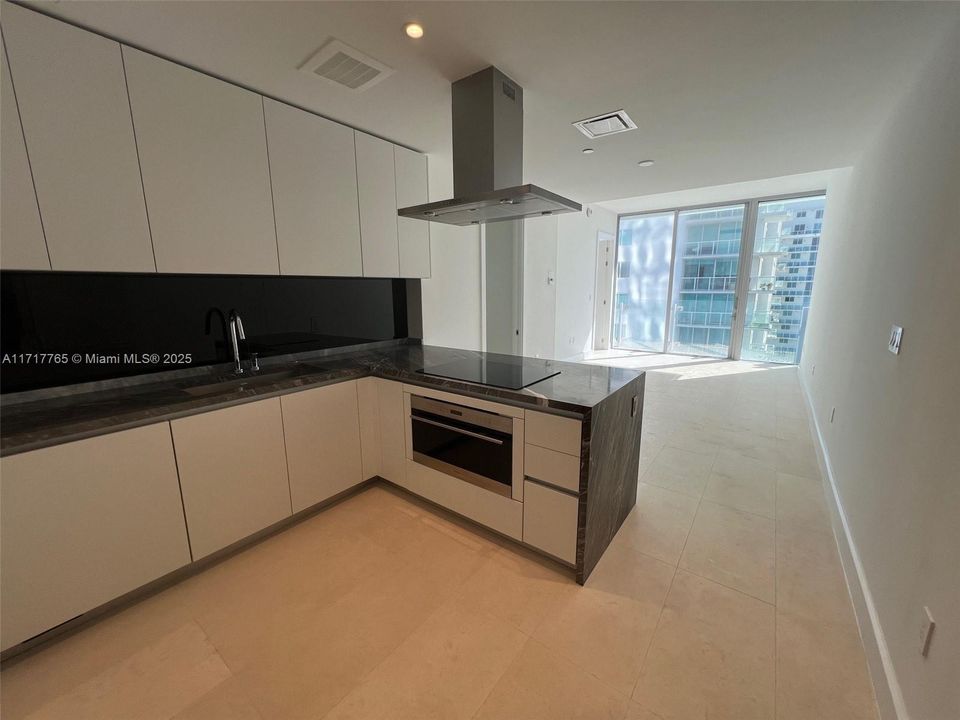 For Sale: $725,000 (1 beds, 1 baths, 680 Square Feet)