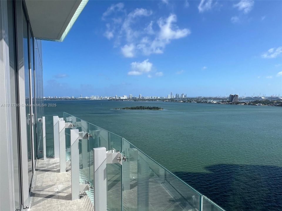 2004 private balcony Facing South and the Bay