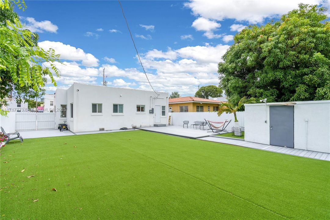 For Sale: $1,250,000 (3 beds, 2 baths, 1556 Square Feet)