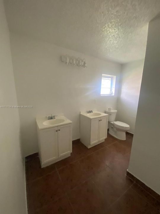 For Rent: $4,600 (5 beds, 2 baths, 2000 Square Feet)