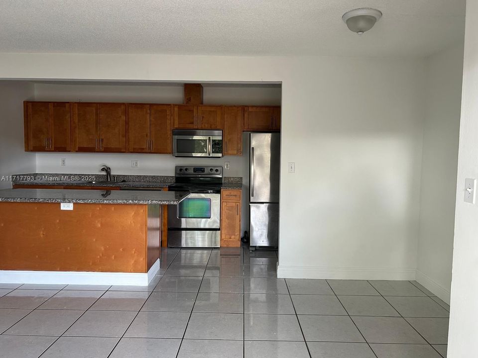 For Rent: $2,100 (1 beds, 1 baths, 780 Square Feet)