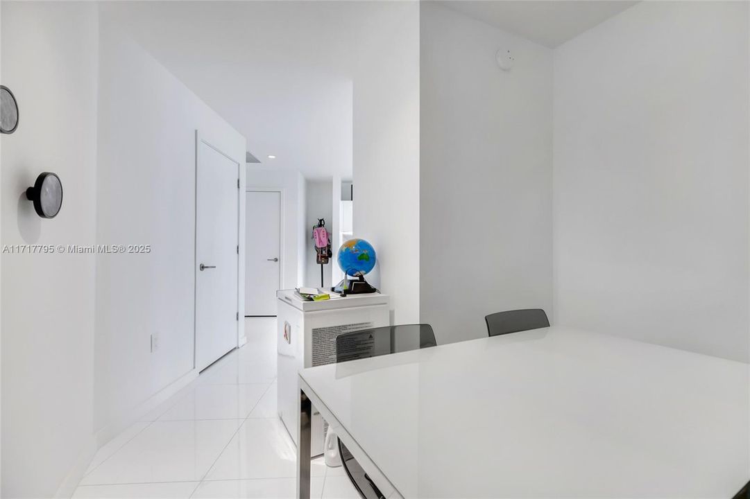 For Sale: $650,000 (1 beds, 1 baths, 929 Square Feet)