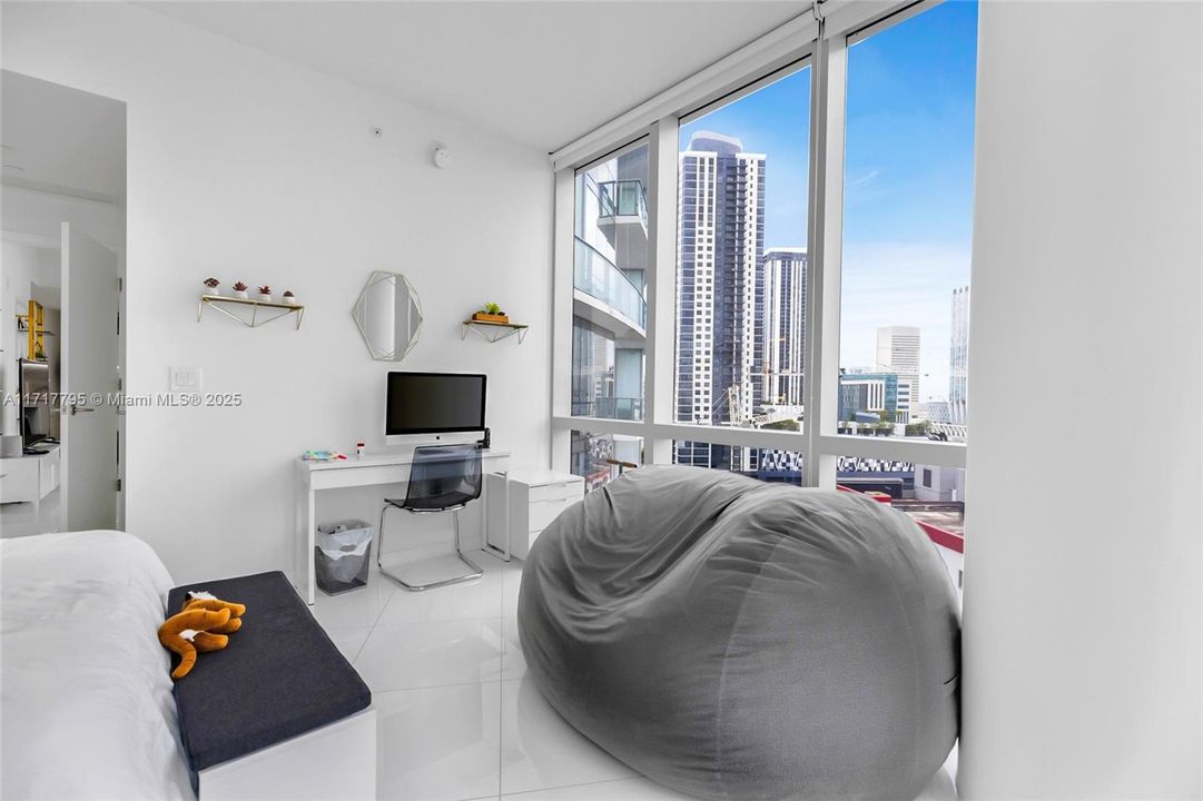 For Sale: $650,000 (1 beds, 1 baths, 929 Square Feet)