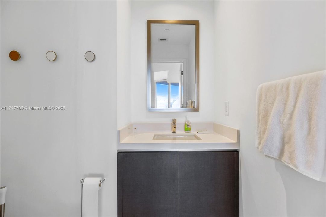 For Sale: $650,000 (1 beds, 1 baths, 929 Square Feet)