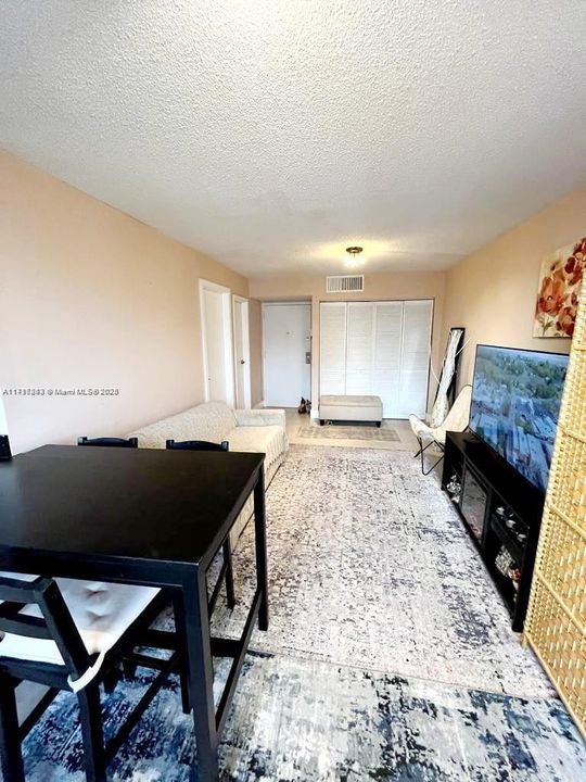 For Sale: $280,000 (1 beds, 1 baths, 767 Square Feet)