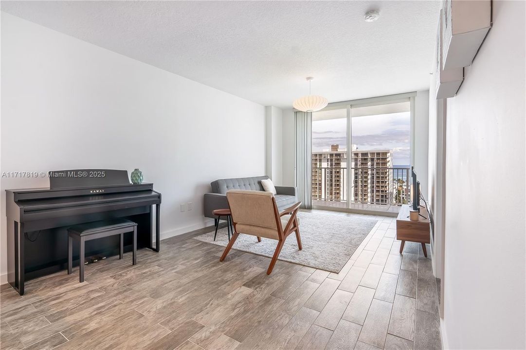 For Sale: $439,000 (1 beds, 1 baths, 750 Square Feet)