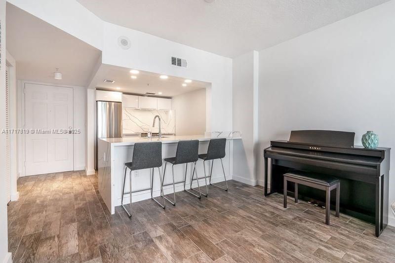 For Sale: $439,000 (1 beds, 1 baths, 750 Square Feet)