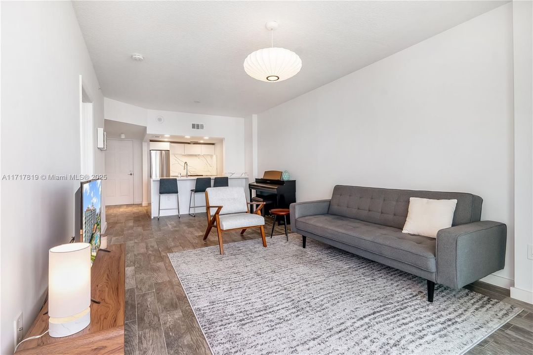 For Sale: $439,000 (1 beds, 1 baths, 750 Square Feet)