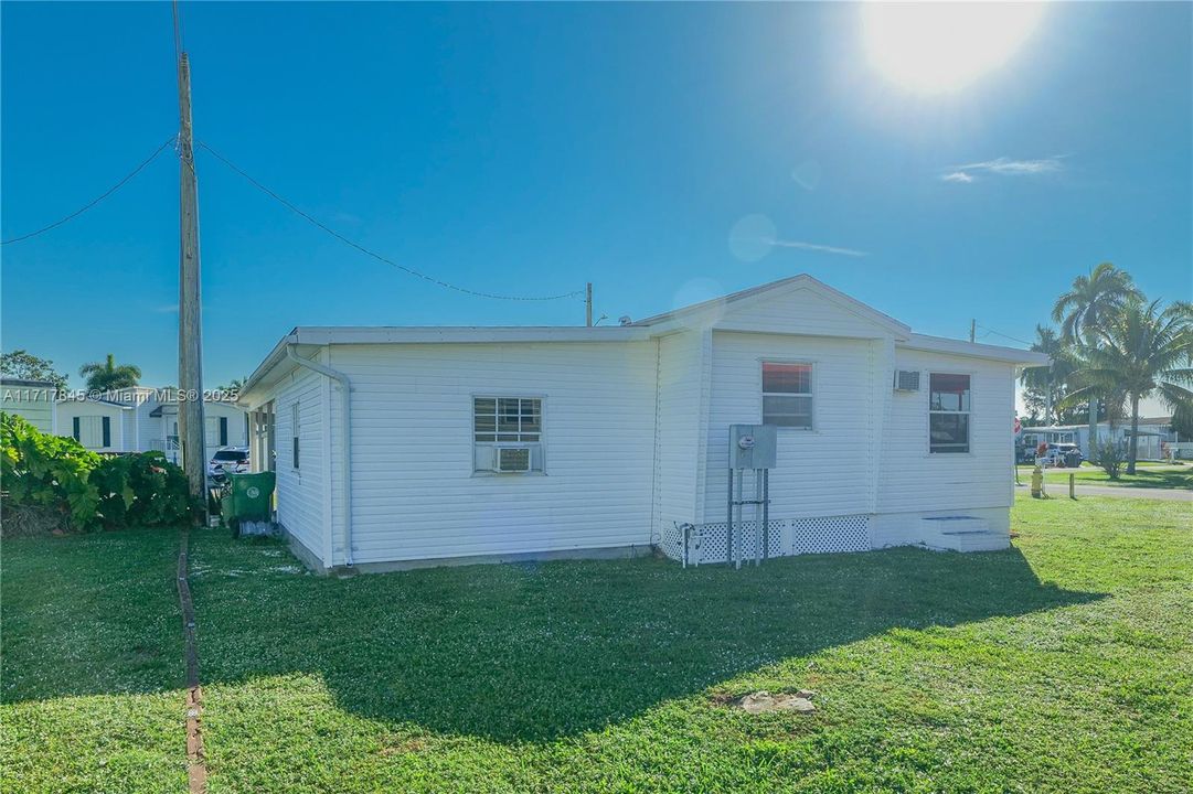 For Sale: $235,000 (3 beds, 2 baths, 880 Square Feet)