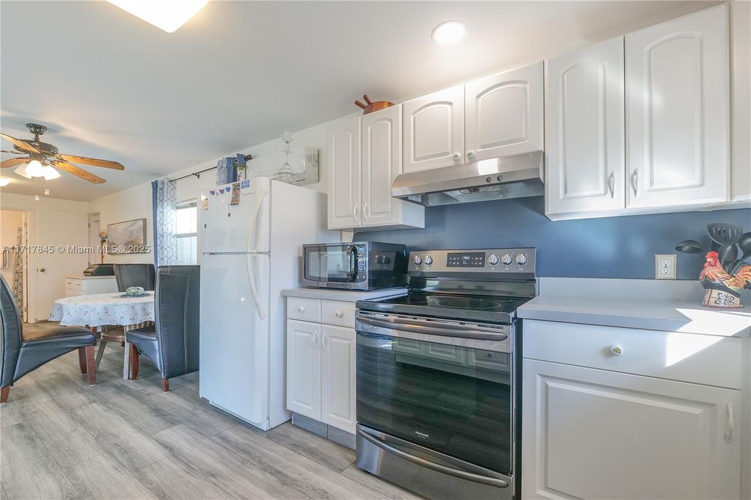 For Sale: $235,000 (3 beds, 2 baths, 880 Square Feet)