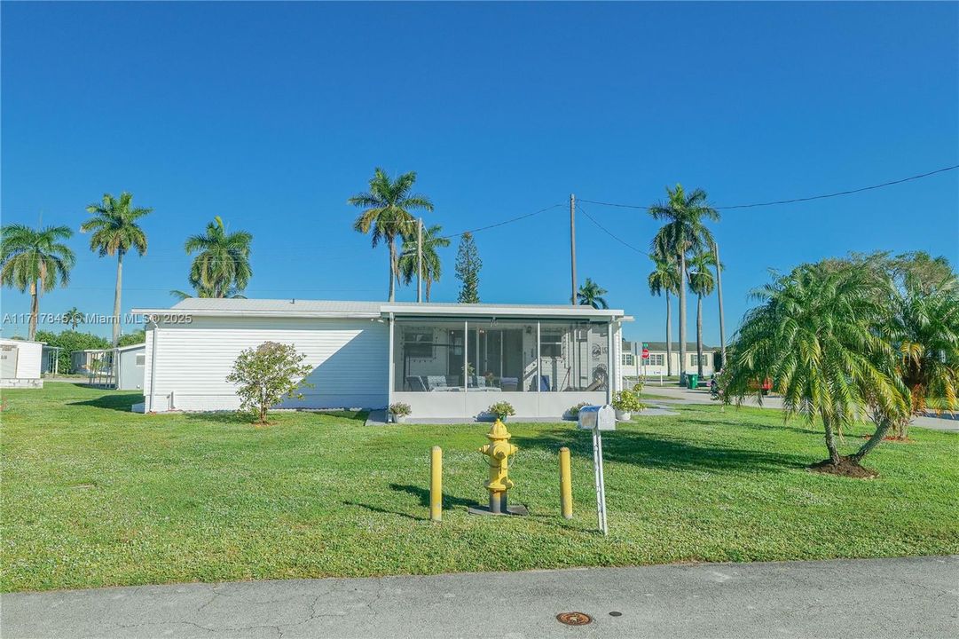 For Sale: $235,000 (3 beds, 2 baths, 880 Square Feet)