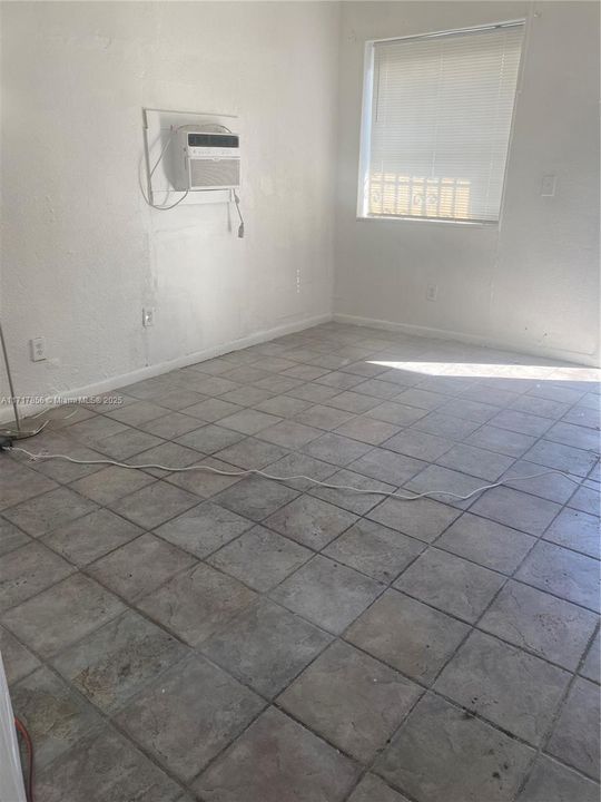 For Rent: $1,200 (0 beds, 1 baths, 483 Square Feet)