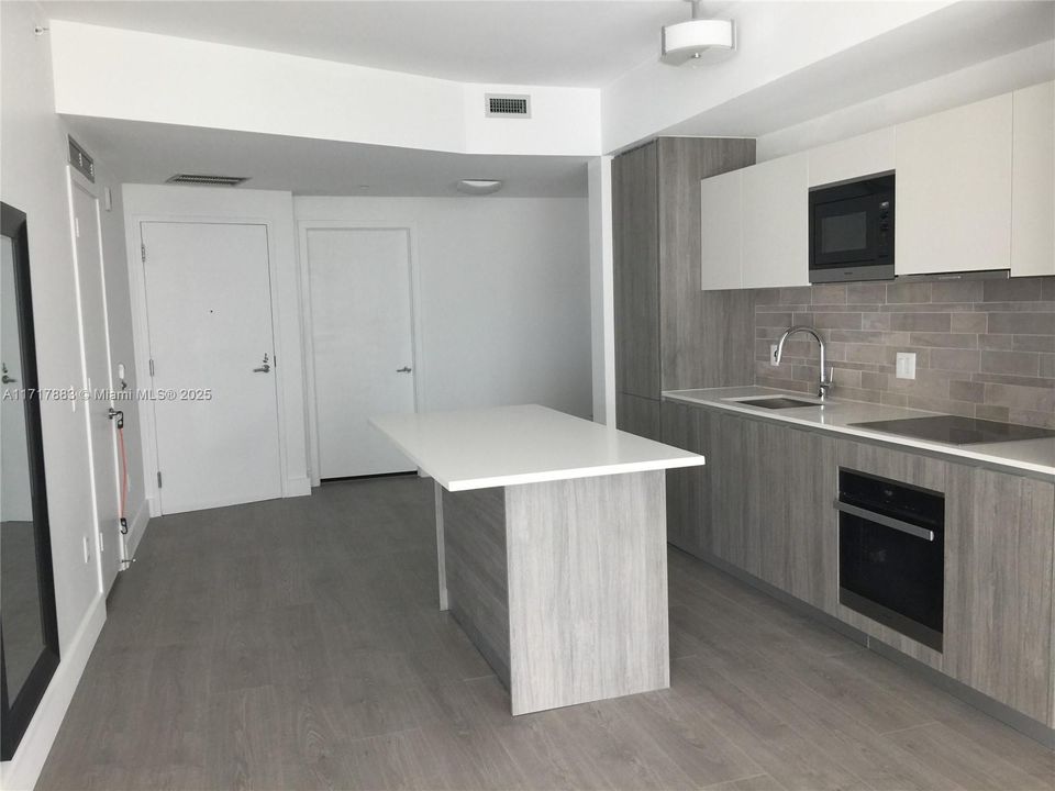 For Rent: $4,000 (1 beds, 2 baths, 790 Square Feet)