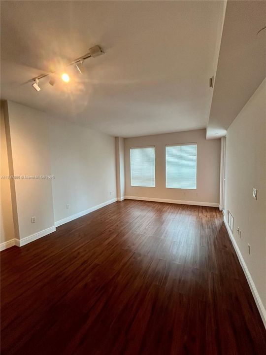 For Rent: $2,400 (1 beds, 1 baths, 759 Square Feet)