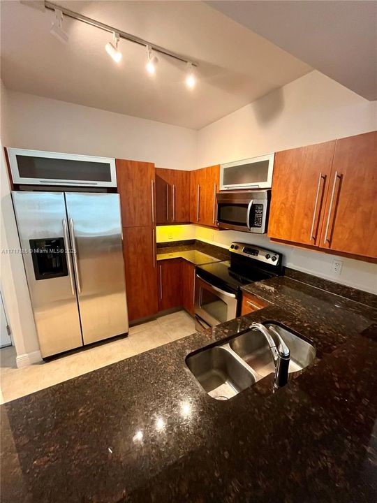 For Rent: $2,400 (1 beds, 1 baths, 759 Square Feet)