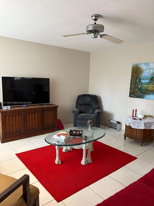 For Sale: $90,000 (1 beds, 1 baths, 688 Square Feet)