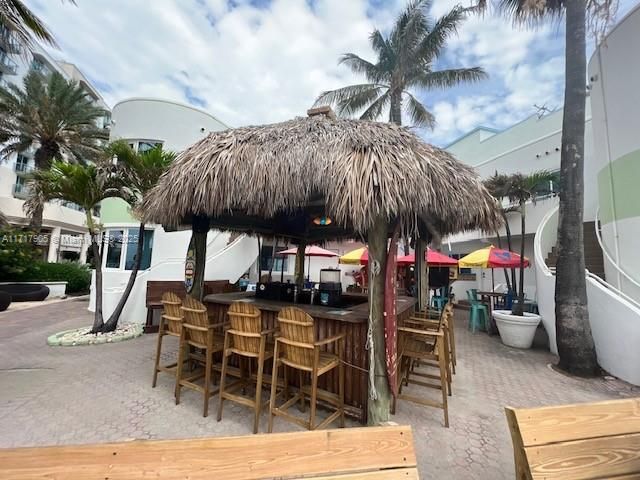 Tiki bar - food and music