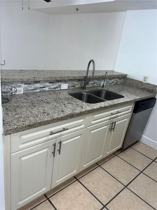 For Rent: $2,500 (2 beds, 2 baths, 865 Square Feet)