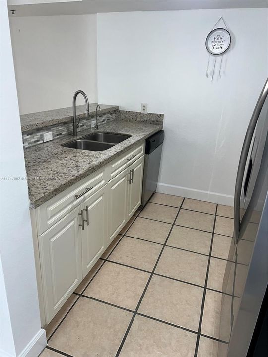 For Rent: $2,500 (2 beds, 2 baths, 865 Square Feet)