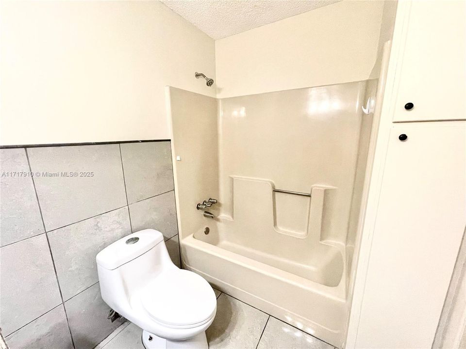 For Rent: $2,500 (3 beds, 2 baths, 3774 Square Feet)