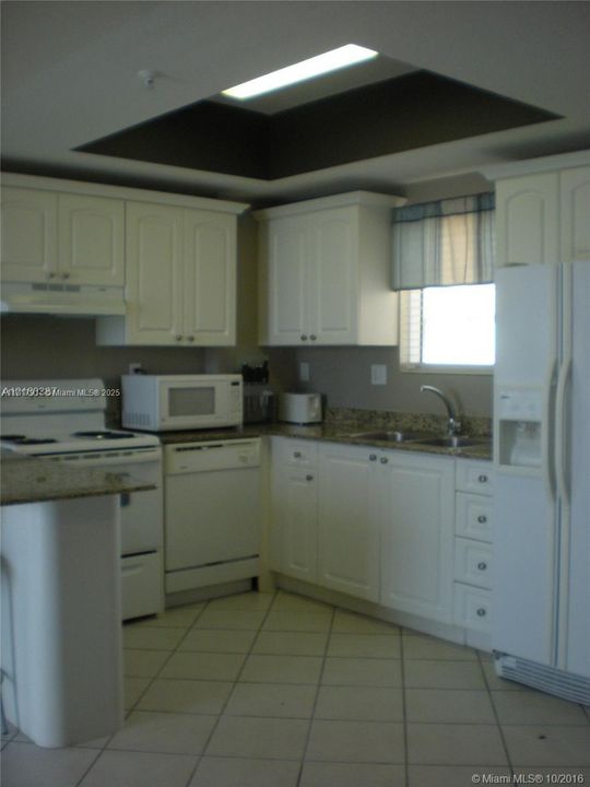 For Sale: $303,000 (1 beds, 1 baths, 665 Square Feet)