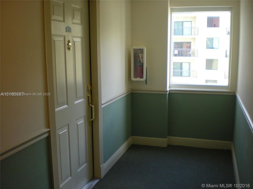 For Sale: $303,000 (1 beds, 1 baths, 665 Square Feet)