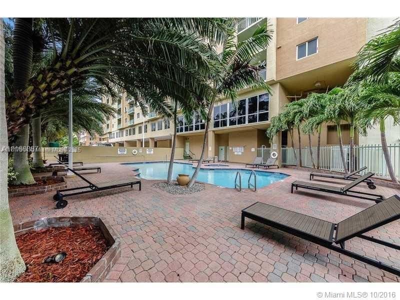 For Sale: $303,000 (1 beds, 1 baths, 665 Square Feet)