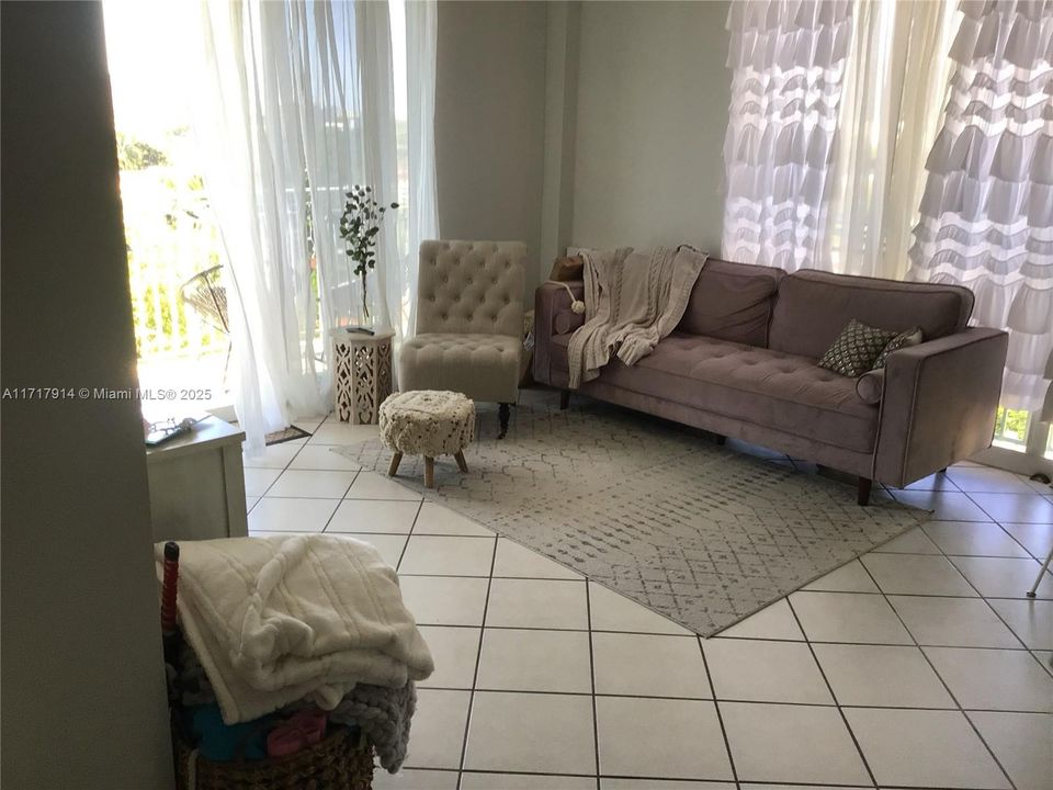 For Sale: $303,000 (1 beds, 1 baths, 665 Square Feet)