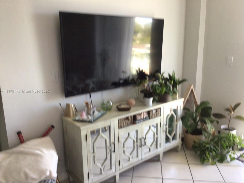 For Sale: $303,000 (1 beds, 1 baths, 665 Square Feet)