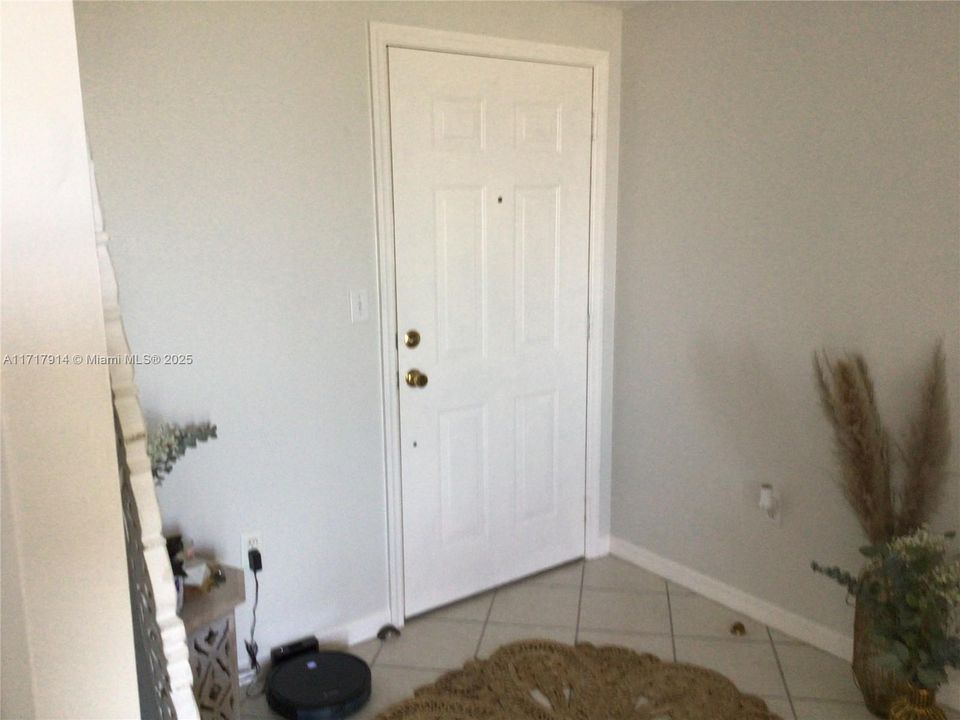 For Sale: $303,000 (1 beds, 1 baths, 665 Square Feet)