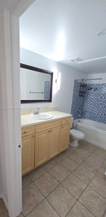 For Rent: $2,250 (1 beds, 1 baths, 1068 Square Feet)