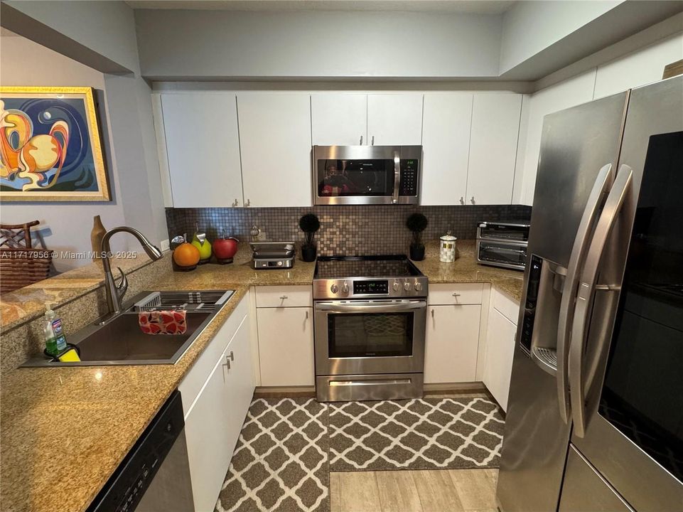 For Sale: $425,000 (2 beds, 2 baths, 1010 Square Feet)