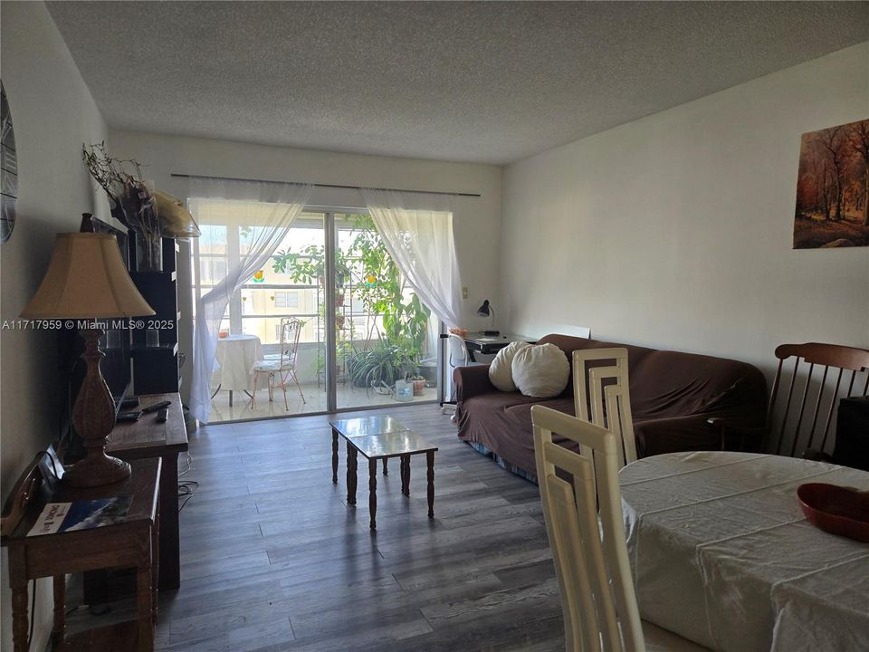 For Rent: $1,800 (1 beds, 1 baths, 768 Square Feet)