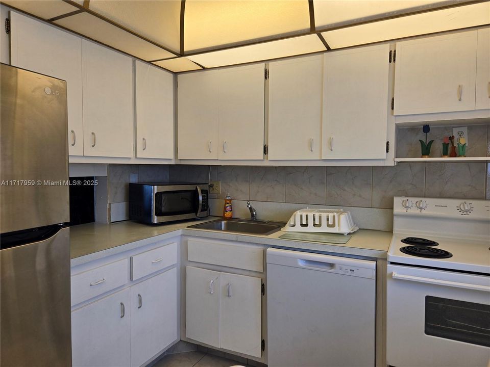 For Rent: $1,800 (1 beds, 1 baths, 768 Square Feet)