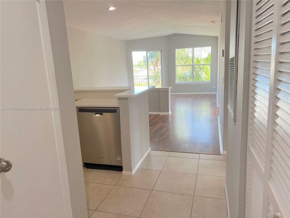 For Rent: $2,050 (2 beds, 1 baths, 847 Square Feet)