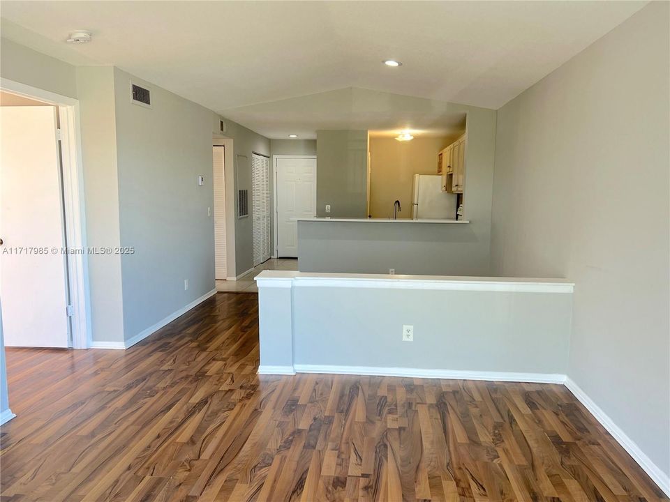 For Rent: $2,050 (2 beds, 1 baths, 847 Square Feet)