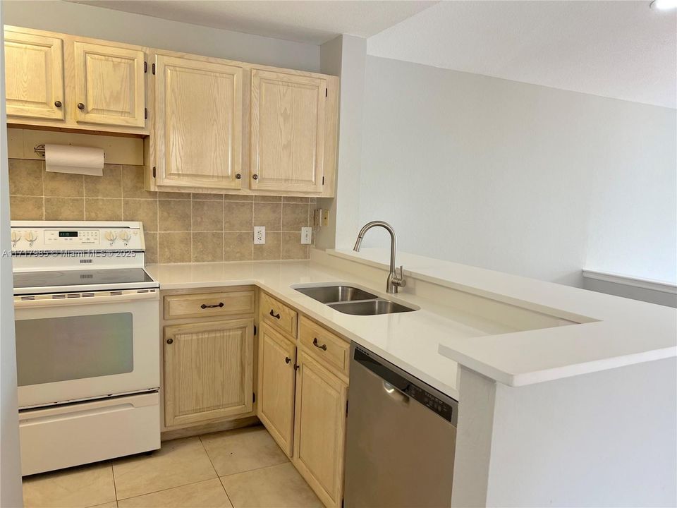 For Rent: $2,050 (2 beds, 1 baths, 847 Square Feet)